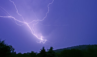 Девушка чудом выжила после удара молнии Девушка чудом выжила после удара молнии