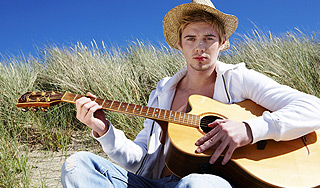 Мужчины с гитарой привлекают девушек Мужчины с гитарой привлекают девушек