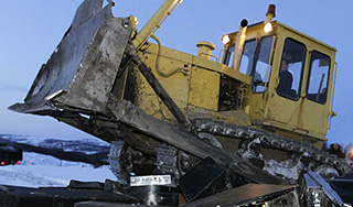 Американец на бульдозере разгромил улицу Американец на бульдозере разгромил улицу