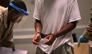 В Гуантанамо ввели "интимный досмотр" В Гуантанамо ввели "интимный досмотр"