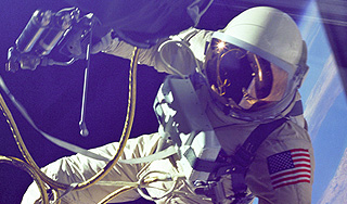 Астронавты в открытом космосе чинят МКС Астронавты в открытом космосе чинят МКС