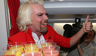 Миллиардер переоделся в стюардессу Миллиардер переоделся в стюардессу