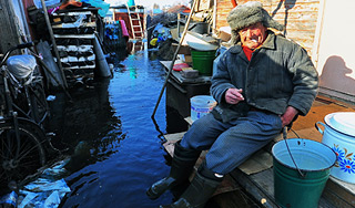 Река Лена затопила в Якутске десятки домов Река Лена затопила в Якутске десятки домов