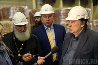 Олег Розанов выступил с докладом на форуме Изборского клуба На Уралвагонзаводе в Нижнем Тагиле. Слева-направо: Владыка Александр, Олег Розанов, Александр Проханов