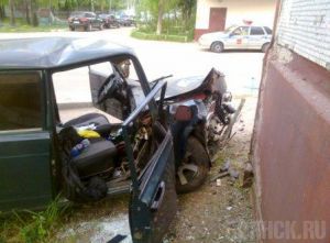 В Бежице ВАЗ-2105 врезался в многоэтажный дом