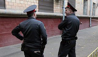 Пьяная девушка покусала полицейского Пьяная девушка покусала полицейского