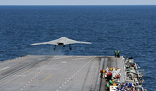 Беспилотник США впервые взлетел с корабля Беспилотник США впервые взлетел с корабля