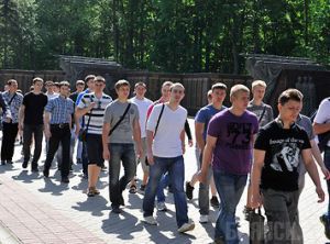 Будущие солдаты побывали на Партизанской поляне