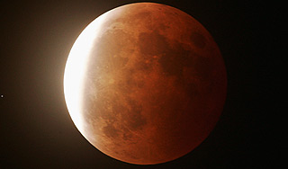 На Луне прогремел мощный взрыв метеорита На Луне прогремел мощный взрыв метеорита