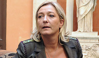 Ле Пен сломала позвоночник в бассейне Ле Пен сломала позвоночник в бассейне