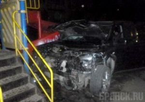 На пути пьяного водителя оказались автомобиль и детская площадка