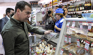 Медведев: Тушенку и спички запасать не надо Медведев: Тушенку и спички запасать не надо