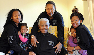 Дочери хотят лишить Нельсона Манделу денег Дочери хотят лишить Нельсона Манделу денег