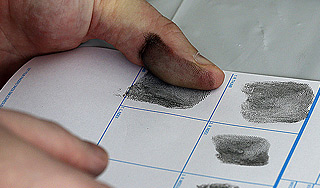 Покидающие США сдадут отпечатки пальцев Покидающие США сдадут отпечатки пальцев