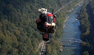Парашютист выжил после неудачного прыжка Парашютист выжил после неудачного прыжка