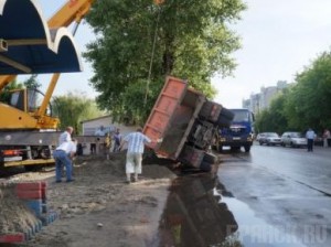 В Фокинском районе Брянска перевернулся «КамАЗ»