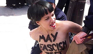 Femen устроили акцию у Нотр-Дам-де-Пари Femen устроили акцию у Нотр-Дам-де-Пари