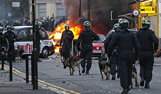 Теракт в Лондоне вызвал волну беспорядков Теракт в Лондоне вызвал волну беспорядков