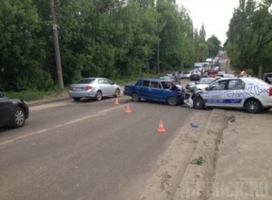 Женщина-водитель автомобиля ВАЗ-2106 врезалась в такси