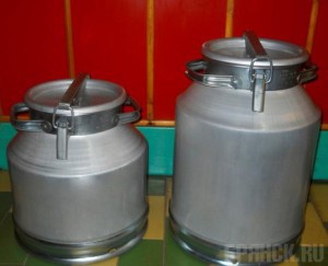 Преступник взломал замок на двери дома и украл две фляги