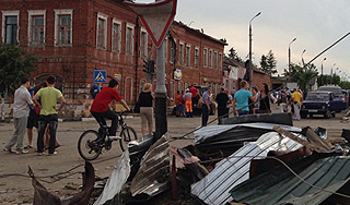 Дети пошли в поврежденные смерчем школы Дети пошли в поврежденные смерчем школы