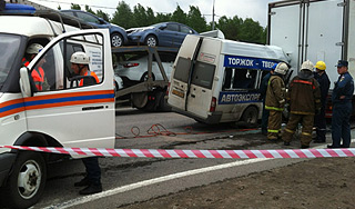 Маршрутка протаранила фуру под Тверью Маршрутка протаранила фуру под Тверью