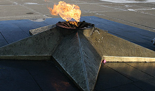 К Вечному огню возложили презервативы К Вечному огню возложили презервативы