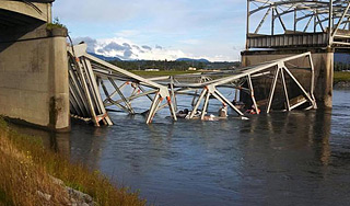 В США упал в воду мост с автомобилями В США упал в воду мост с автомобилями