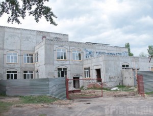 К школе №43 Брянска начали делать пристройку