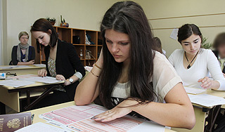Школьники сдают ЕГЭ по русскому языку Школьники сдают ЕГЭ по русскому языку