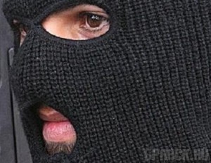 Мужчина в маске изрезал ножом пенсионера в его же доме