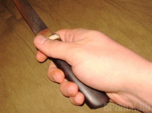 17-летний сельский житель изрезал ножом 81-летнюю женщину