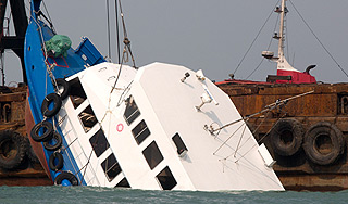 Паром с туристами затонул в Таиланде Паром с туристами затонул в Таиланде