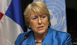 Студент плюнул в лицо экс-президенту Чили Студент плюнул в лицо экс-президенту Чили