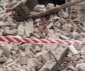 На 65-летнюю женщину рухнула кирпичная стена