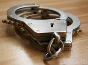 Пьяный мужчина ударил головой в лицо полицейского