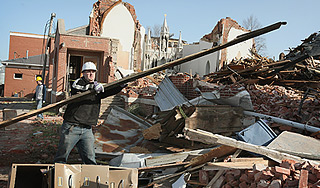 Торнадо уничтожил церковь и жилой дом в США Торнадо уничтожил церковь и жилой дом в США