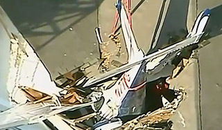 Самолет рухнул на крышу жилого дома в США Самолет рухнул на крышу жилого дома в США