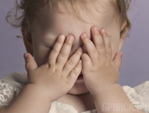 Двухлетняя девочка провела ночь на скамье в парке