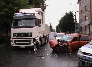 Пьяный водитель устроил ДТП на улице Красноармейской в Брянске Пьяный водитель устроил ДТП на улице Красноармейской в Брянске