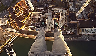 Юноша встретил рассвет на высотном кране Юноша встретил рассвет на высотном кране