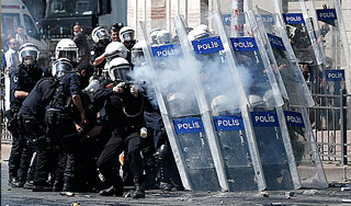 В беспорядках в Турции погиб полицейский В беспорядках в Турции погиб полицейский