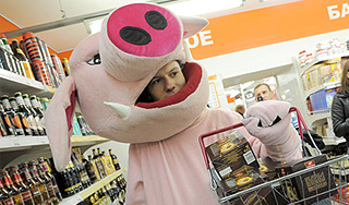 Мигранты палками избили "Хрюш против" Мигранты палками избили "Хрюш против"