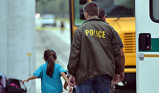 Школьница ехала 10 километров на бампере Школьница ехала 10 километров на бампере