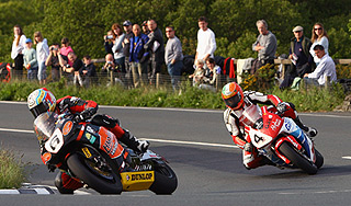 Мотоциклист ранил 11 человек во время гонок Мотоциклист ранил 11 человек во время гонок