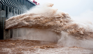 Немцев эвакуируют после прорыва дамбы Немцев эвакуируют после прорыва дамбы