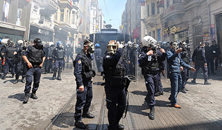 Демонстрантов в Турции разогнали газом Демонстрантов в Турции разогнали газом