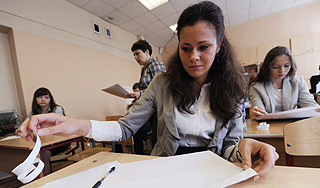 Школьники cдают последние ЕГЭ Школьники cдают последние ЕГЭ