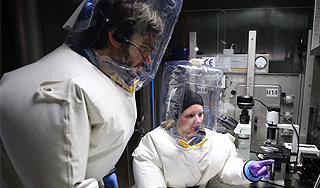 В Сингапуре изобрели плащ-невидимку В Сингапуре изобрели плащ-невидимку