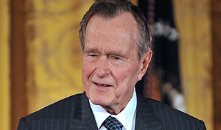 Буша-старшего поздравили цветными носками Буша-старшего поздравили цветными носками